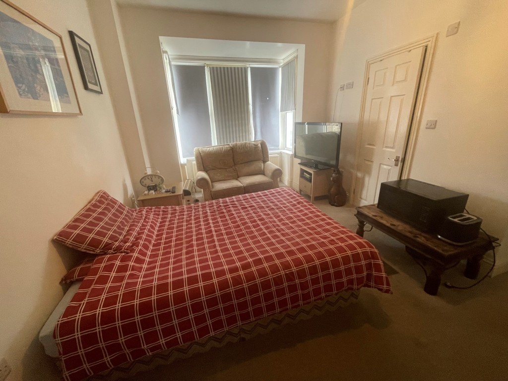 Lot: 25 - FORMER HOTEL WITH HMO LICENCE AND PLANNING CONSENT FOR CONVERSION TO 8 APARTMENTS - Bedroom